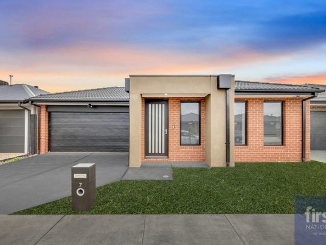 ! Conveniently Located 3 Bedroom Home Near Schools, Shopping & Transport For Rent !