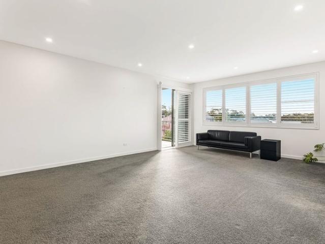 Conveniently located third floor modern apartment