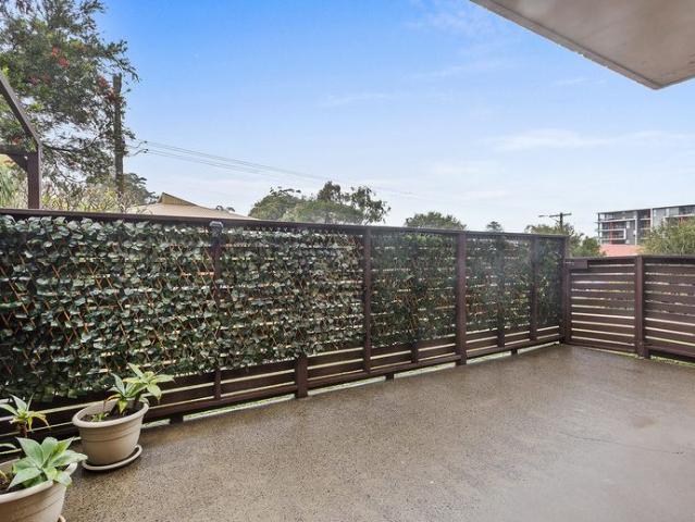 Conveniently Located Unit Near CBD, University, Hospital, and Beaches!