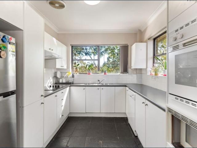 Conveniently Located Unit in the Heart of Springwood