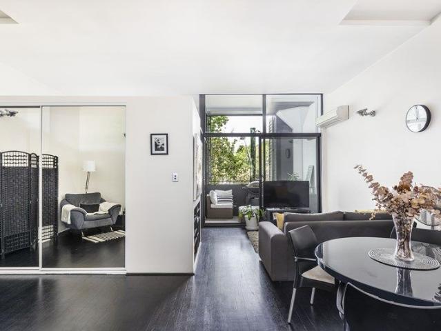Conveniently Located, Designer Apartment with Parking