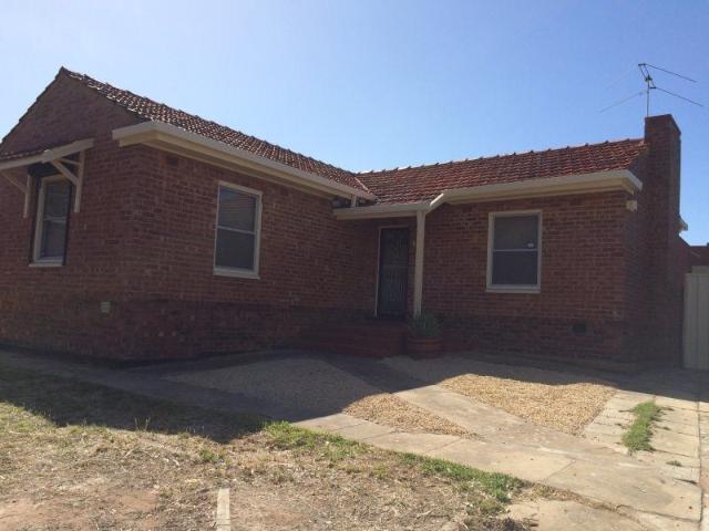 Conveniently located family home!