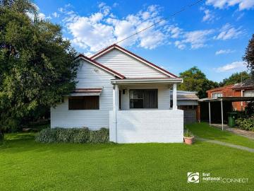 Conveniently Located Family Home in South Windsor