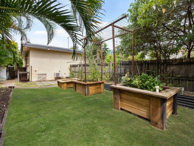 CONVENIENTLY LOCATED GROUND FLOOR UNIT WITH A LARGE PRIVATE COURTYARD