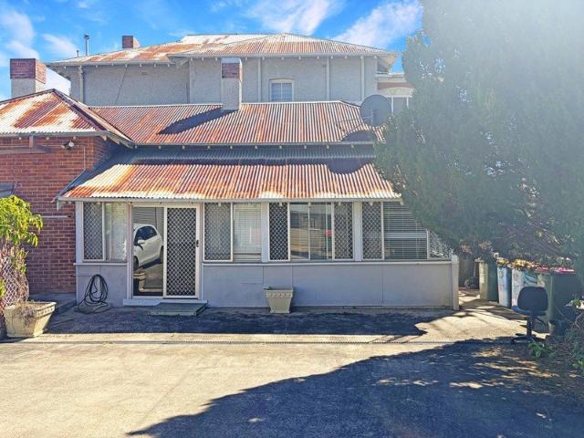 CONVENIENTLY LOCATED IN CBD AVAILABLE NOW