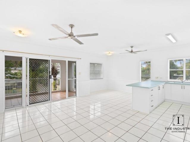Conveniently Located Seaside Unit