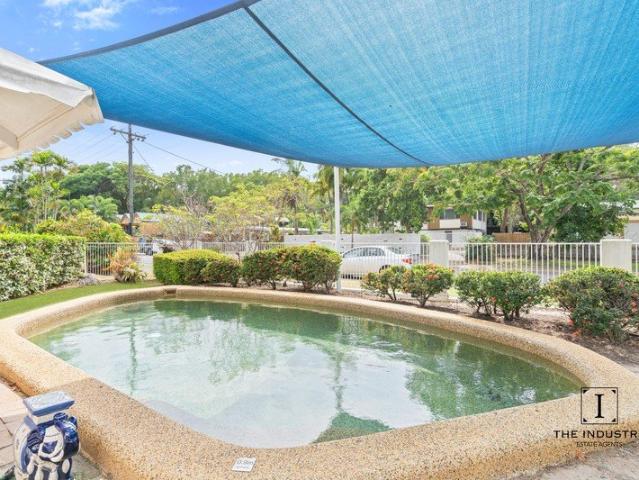 Conveniently Located Seaside Unit