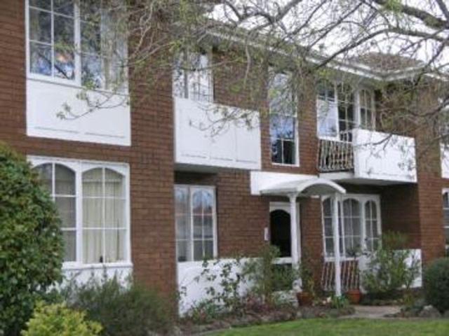 Conveniently located spacious two bedroom apartment with flexible third room