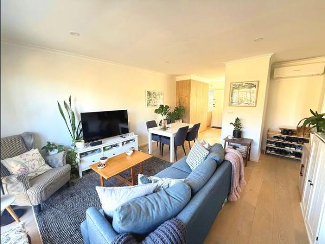 CONVENIENTLY LOCATED & STYLISH TWO BEDROOM UNIT