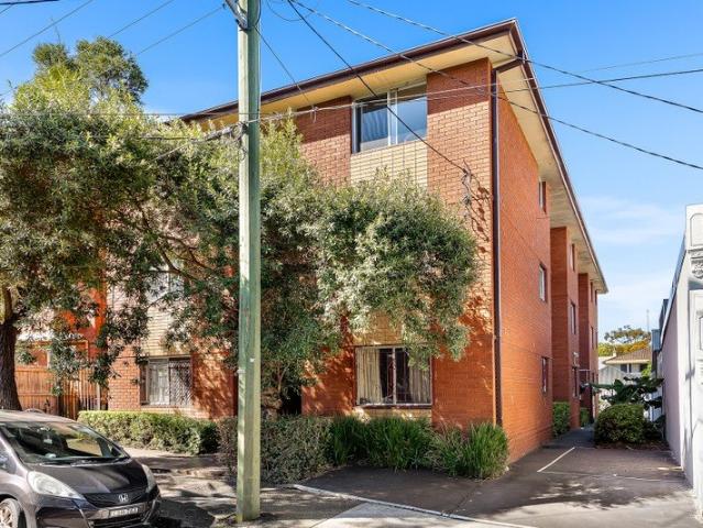 Conveniently positioned, first floor apartment in central Newtown