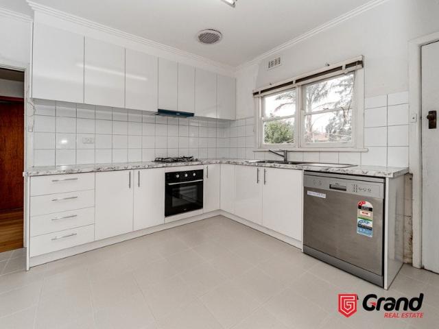 CONVENIENTLY POSITIONED HOUSE IN HUNTINGDALE !