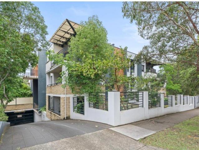 Convenience and Low Maintenance 2 Bedroom Apartment in Boutique Complex