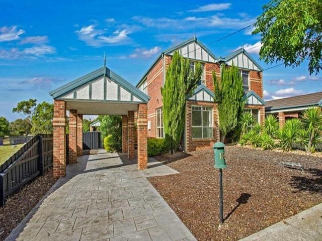 CONVENIENCE, COMFORT & A PRIME SYDENHAM LOCATION!