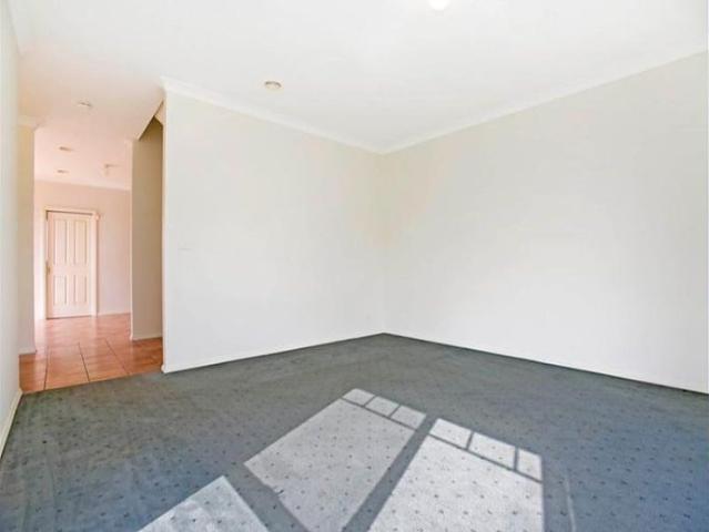 CONVENIENCE, COMFORT & A PRIME SYDENHAM LOCATION!