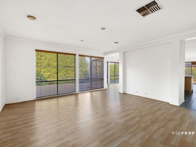 CONVENIENCE FAMILY HOME NEAR POINT COOK TOWN CENTRE!