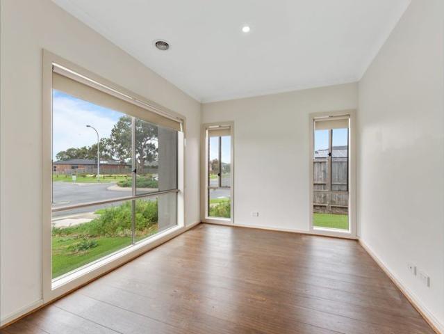 CONVENIENCE LOCATION! WALK TO MERNDA SHOPPING CENTRE AND SCHOOL!