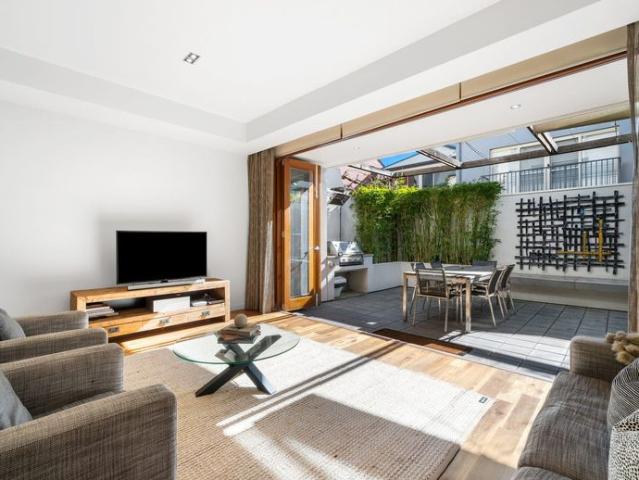 Convenience & Modernity in Coveted Eastern Suburbs Locale