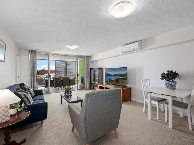 CONVENIENCE ON CRACKNELL LIFT IN COMPLEX