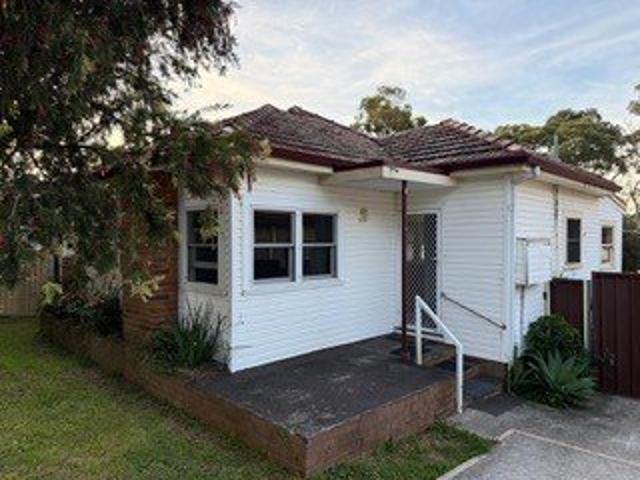 Convenience, privacy and space. OPEN HOUSE: SATURDAY 10:00 10:15AM