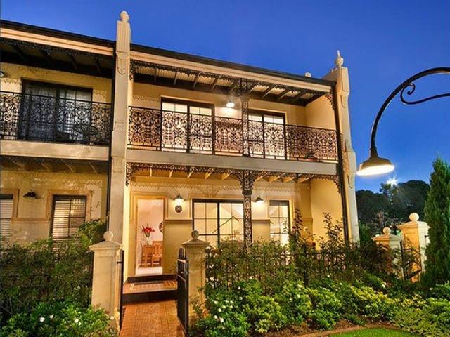 Convenience, Style and Comfort. OPEN HOUSE: SATURDAY 10:00 10:15AM