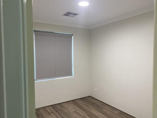 CONVENIENCE & STYLISH OPPERSITE THORNLIE SQUARE SHOPPING CENTRE
