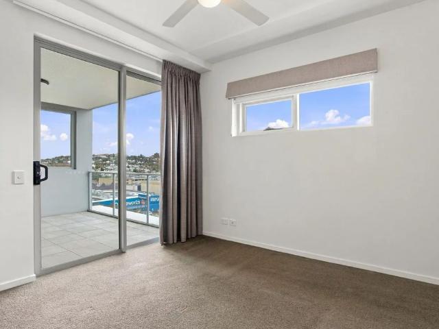 CONVINIENT LIVING WITH POOL, ROOFTOP TERRACE & CITY VIEWS&mldr