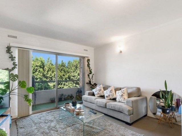 Convinient 2 Bed Living in Prime Riverside Location