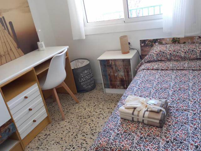 CONXITA Single room in a three bedroom apartment close to UAB
