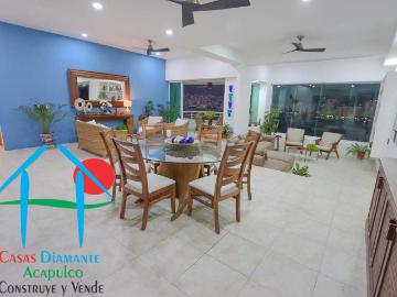 Con 3 recámaras y terraza con vista a la bahía