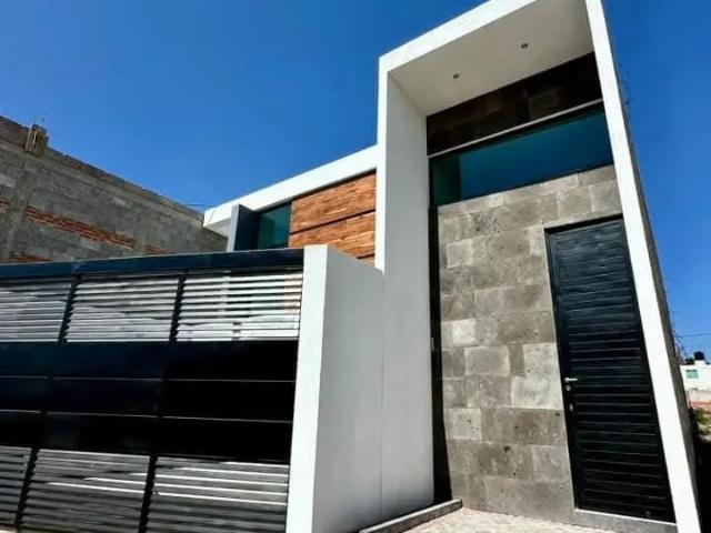 Con sala a doble altura  casa en venta  a solo 6 min. De