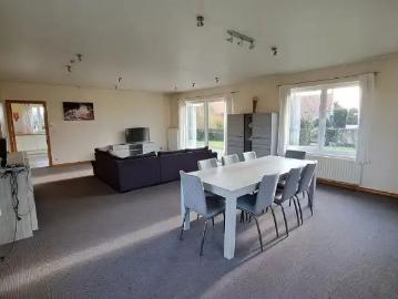Conciergewoning Laagbouwvilla met 3 slaapkamers, dubbele garage en tuin te huur in Diksmuide