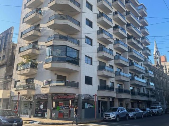 Departamento con tres habitaciones, dos baños, cochera, cocina, living comedor, balcón