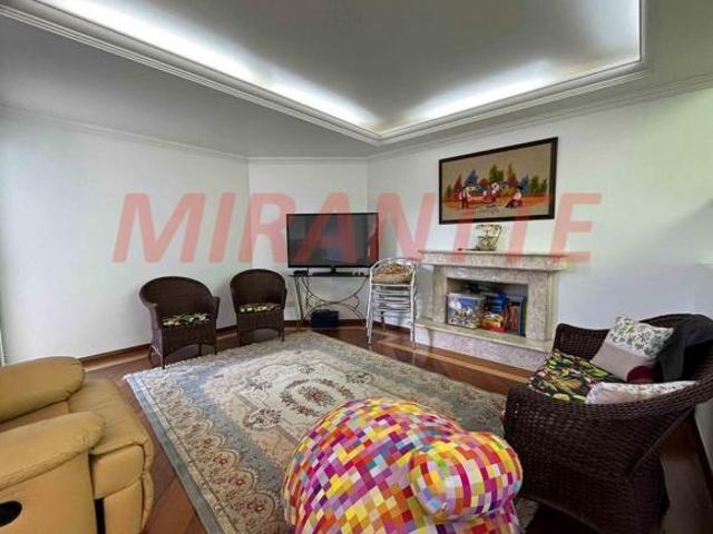 Cond. fechado de 250m² com 5 quartos