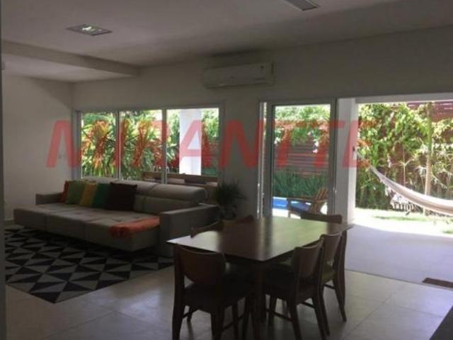 Cond. fechado de 268m² com 5 quartos