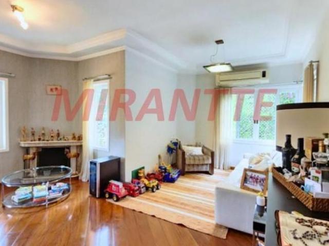 Cond. fechado de 352m² com 4 quartos