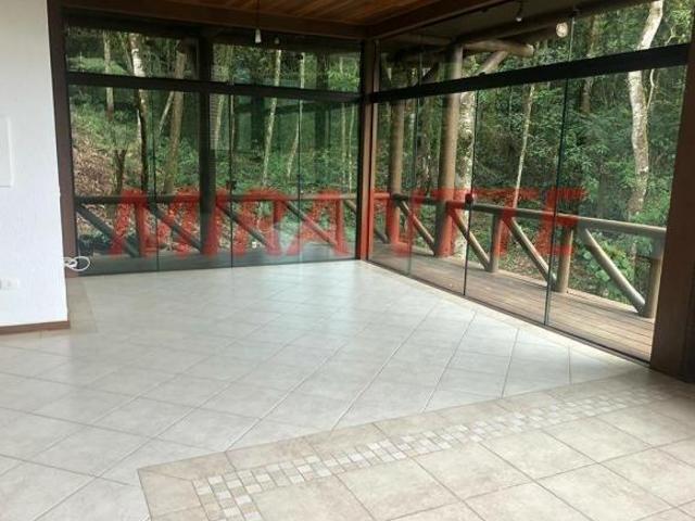 Cond. fechado de 370m² com 4 quartos