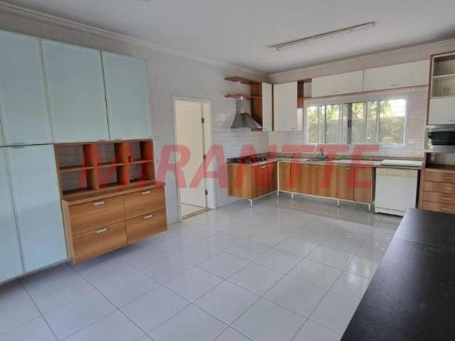 Cond. fechado de 400m² com 4 quartos