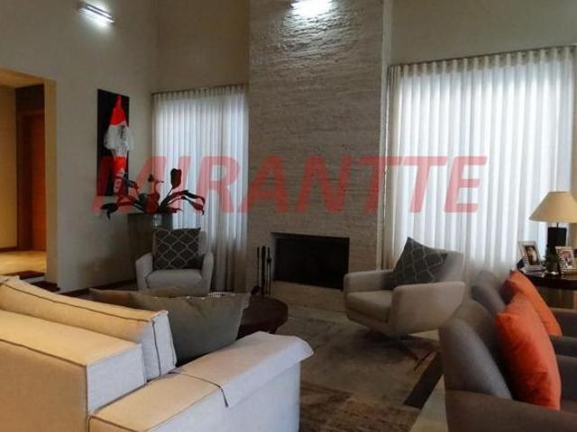 Cond. fechado de 416m² com 4 quartos