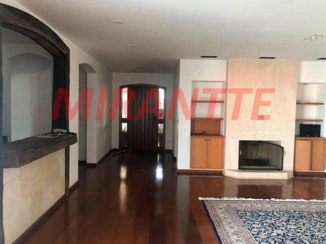 Cond. fechado de 469m² com 4 quartos