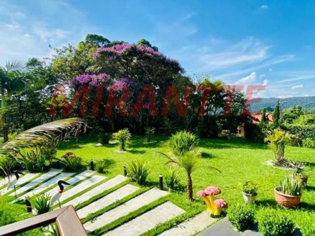 Cond. fechado de 700m² com 5 quartos