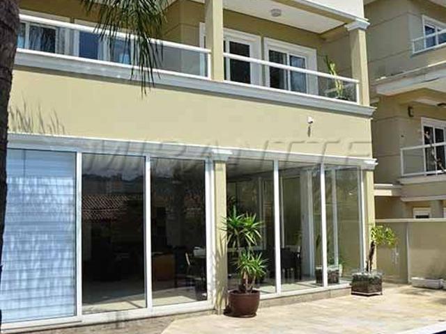 Cond. fechado de 750m² com 4 quartos