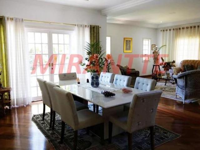 Cond. fechado de 780m² com 6 quartos