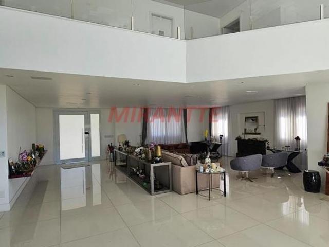 Cond. fechado de 790m² com 4 quartos