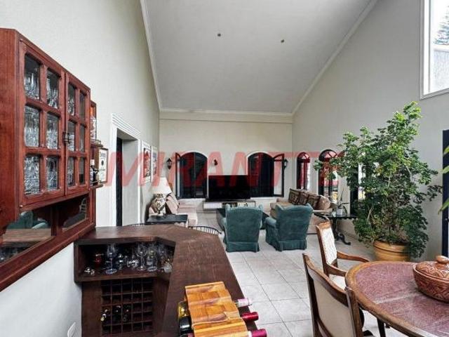 Cond. fechado de 917m² com 6 quartos