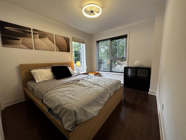 Condo 2 chambres offert en location complètement meublé