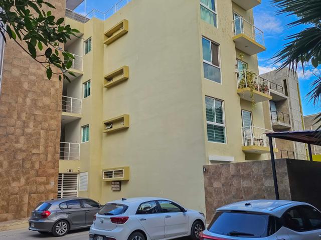 CONDO 2 RECS AMUEBLADO Y EQUIPADO. Planta baja con patio. Elevador y jacuzzi