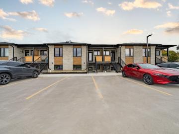Wellington, Ontario - Patio, Fireplace