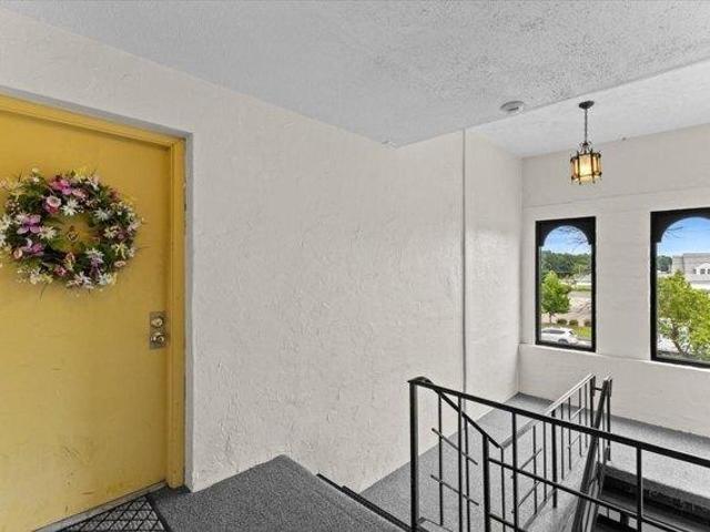 condo with 1 bedroom, Brockton MA ES105474111