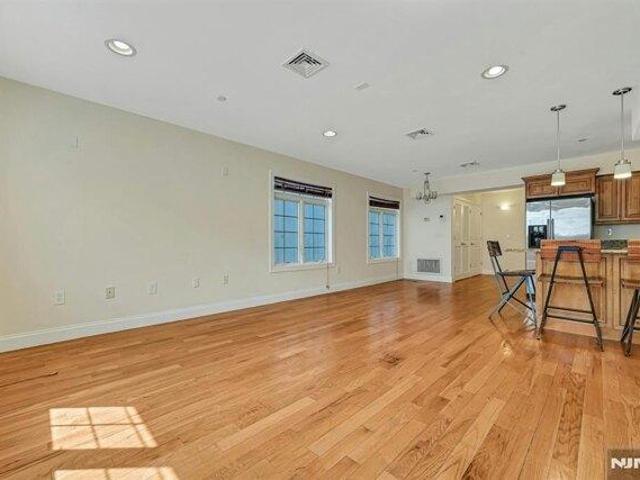 condo with 1 bedroom, Guttenberg NJ ES105695765
