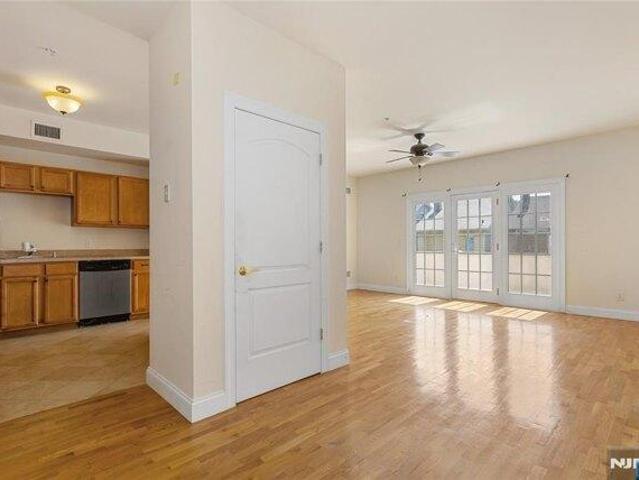 condo with 1 bedroom, Maplewood NJ ES105551123